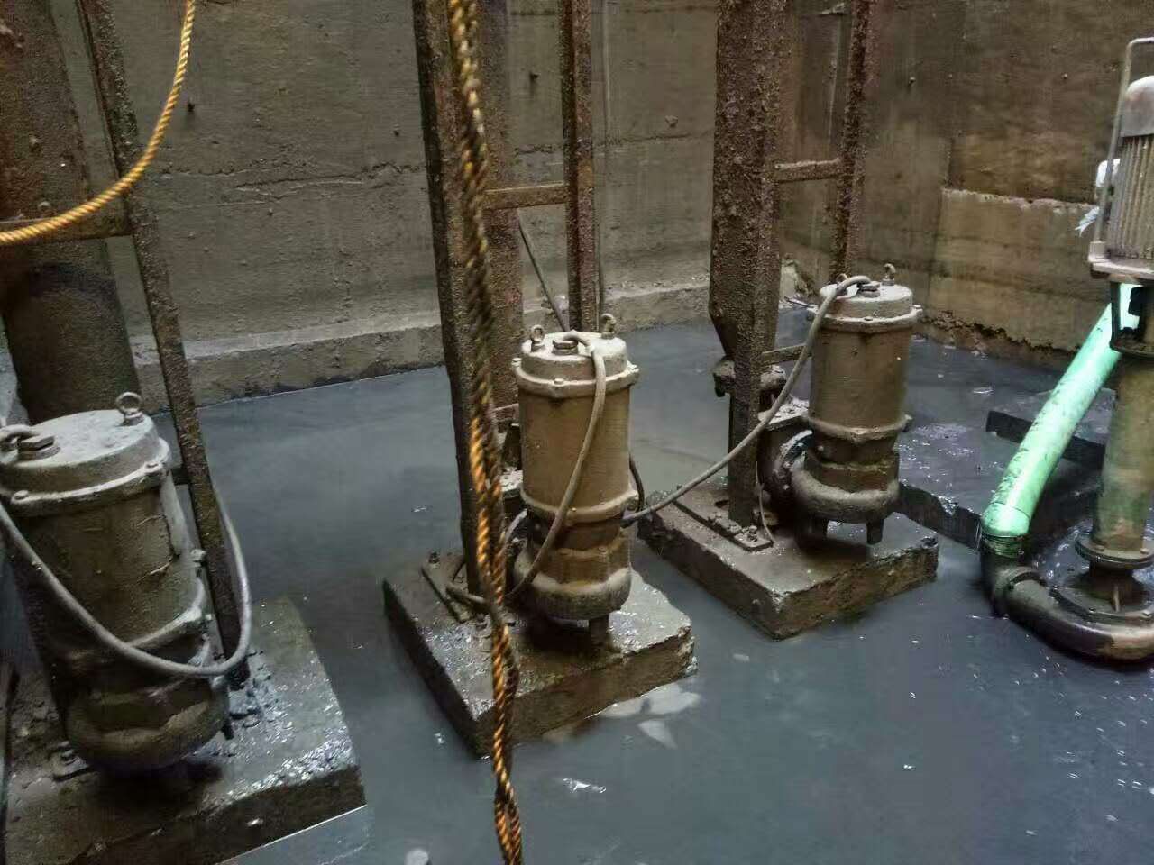 刚察污水池清理